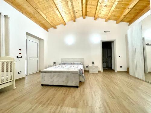 a bedroom with a bed and a wooden ceiling at Villa Nunzia con piscina, sauna e idromassaggio. in Floridia