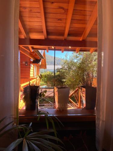 ventana en una habitación con vistas a un balcón en Inmejorable ubicación en San Martín de los Andes