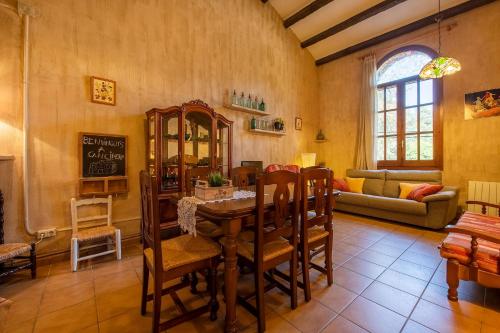a dining room with a table and chairs at Casa rural ideal para familias y amigos in Serinyà