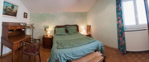 - une chambre avec un lit, un bureau et un piano dans l'établissement Gîte Des Prés Berthe, à Le Clerjus