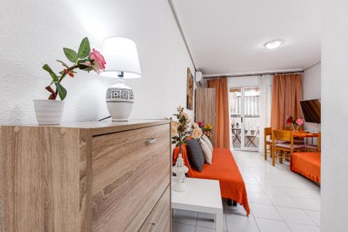 een woonkamer met een rode bank en een woonkamer bij Apartment Studio Relax Almudena in Torrevieja