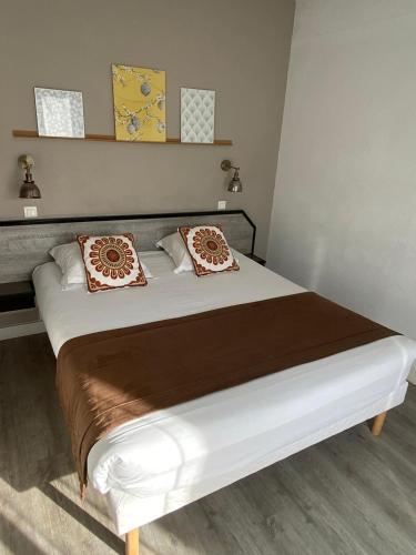 Una cama o camas en una habitación de Amadour Hôtel