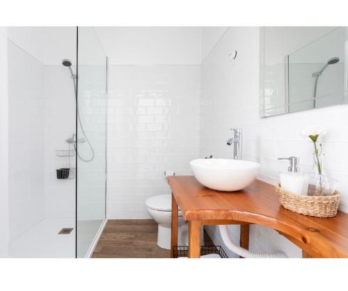 une salle de bain blanche avec un lavabo et des toilettes dans l'établissement La Casita de Juana, à Buenavista del Norte