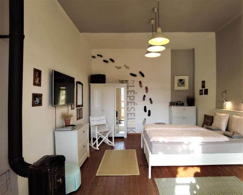 um quarto com uma cama e uma sala de estar em Napkorong Vendégház Feked em Feked