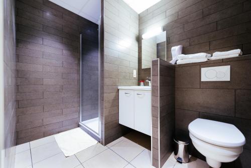 een badkamer met een toilet en een douche bij Hotel Soret in Overijse