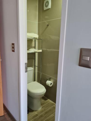 a bathroom with a white toilet in a room at Hermoso departamento estudio ubicación inmejorable in Antofagasta