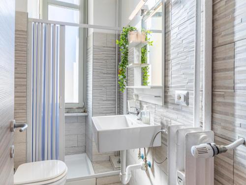 bagno con lavandino e servizi igienici di Appartamento Via Po a Torino