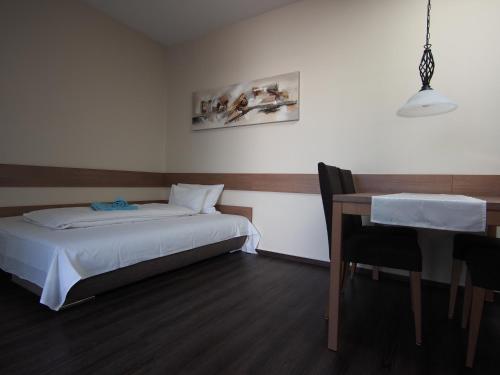 Una cama o camas en una habitación de Gästehaus Bauer - Schlafen auf dem Weingut