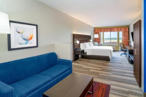 Holiday Inn Express Hotel Winona North, an IHG Hotel tesisinde bir odada yatak veya yataklar
