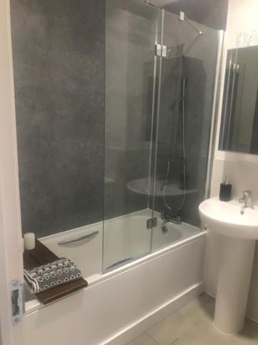 Ένα μπάνιο στο Double room with en-suite. Central for North West