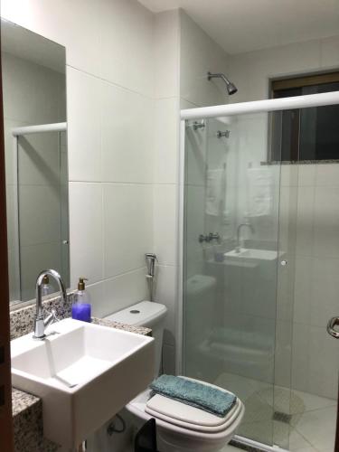 La salle de bains est pourvue d'un lavabo, de toilettes et d'une douche. dans l'établissement Residencial Ykutiba Imbassaí, à Imbassaí