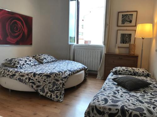 ローマにあるRome Suite' La Casa di Costantinoのベッドルーム1室(ベッド2台、窓付)