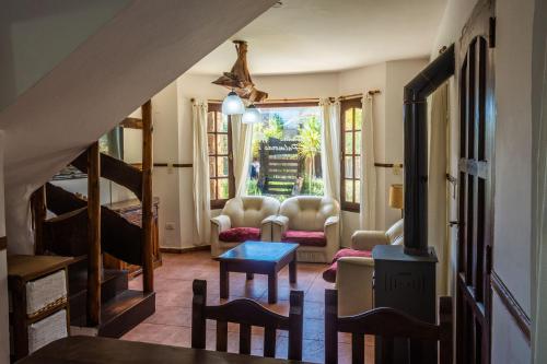sala de estar con escalera y mesa en Costa Palmera a 295 m de playa en Balneario Mar Azul