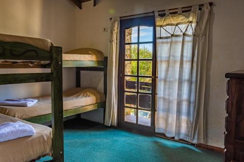 1 dormitorio con literas y ventana a Costa Palmera a 295 m de playa en Balneario Mar Azul