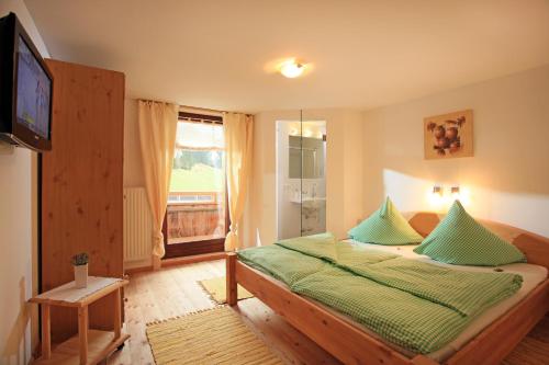 A bed or beds in a room at Migglwieshof