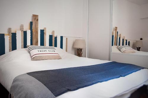 1 dormitorio con 1 cama blanca grande y cabecero en Le 8 ∙ Appartement cosy avec balcon vue sur mer, en Mers-les-Bains