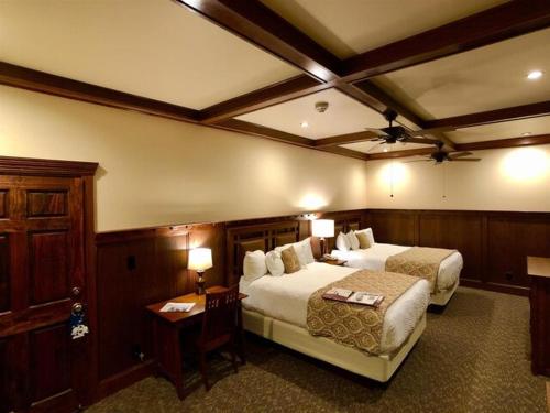 Säng eller sängar i ett rum på The Lodge at Cloudcroft