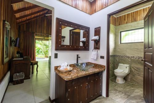 Een badkamer bij Arenal History INN
