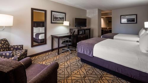 哈伯斯普林斯的住宿－海港溫泉貝斯特維斯特酒店，一间酒店客房,一间设有一张床、一张桌子、一张床和一间客房