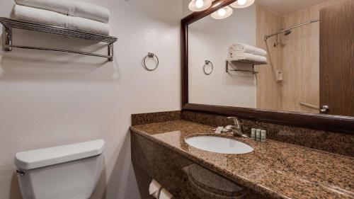 Vonios kambarys apgyvendinimo įstaigoje Best Western Hi-Desert Inn