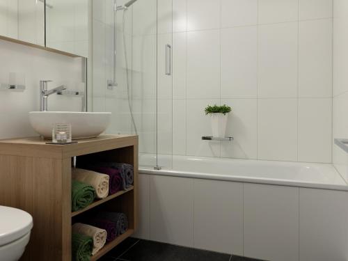 ツェルマットにあるFerienwohnung Pirata Zermattの洗面台、浴槽、トイレを備えたバスルーム