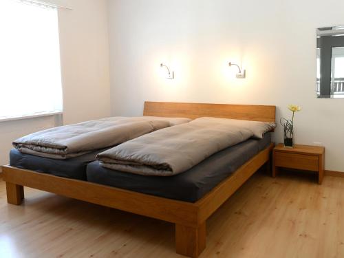 ツェルマットにあるFerienwohnung Pirata Zermattのベッド(枕付)が備わる客室です。