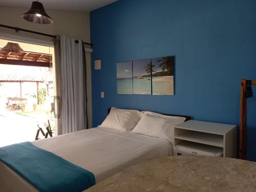 Un pat sau paturi într-o cameră la Parque dos Coqueiros- Bangalos e Suites