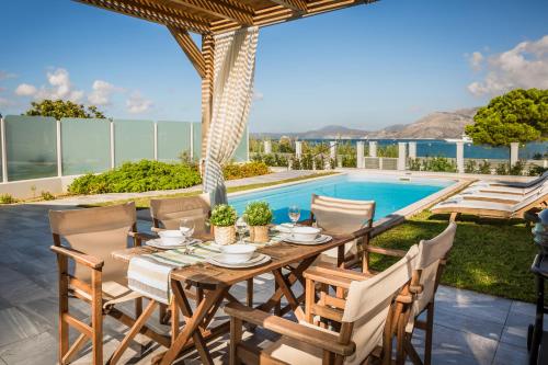 Bazén v ubytování Lighthouse Villas Kefalonia nebo v jeho okolí