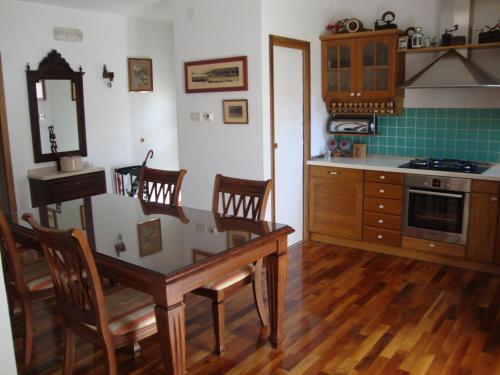 y cocina con mesa, sillas y fogones. en Longo Apartment, en Trogir