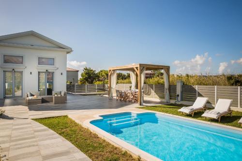 Bazén v ubytování Lighthouse Villas Kefalonia nebo v jeho okolí