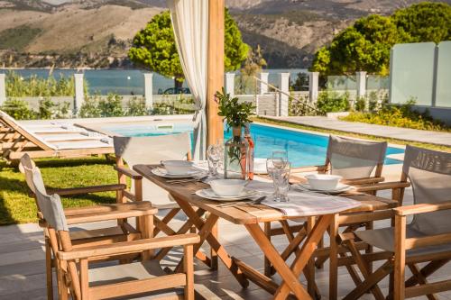 Bazén v ubytování Lighthouse Villas Kefalonia nebo v jeho okolí