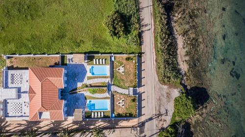 - une vue aérienne sur une maison avec une piscine dans l'établissement Lighthouse Villas Kefalonia, à Argostóli