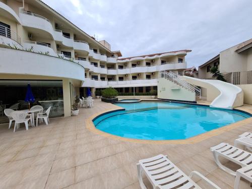 uma piscina em frente a um hotel em Praia Brava Hotel em Florianópolis