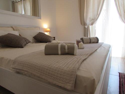 Cette chambre comprend un grand lit blanc et une fenêtre. dans l'établissement Casa Micheli in Centro ex Frattina Luxury Apartment, à Rome