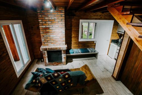 an overhead view of a living room with a fireplace at Cabana no Vale dos Vinhedos in Bento Gonçalves