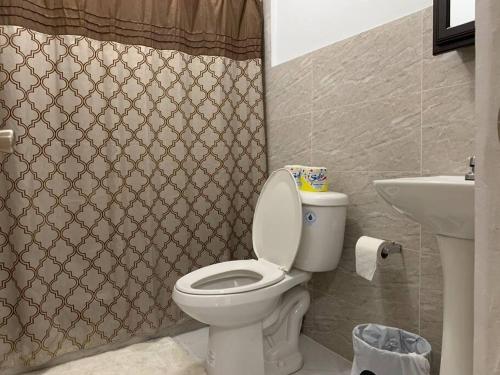 Bathroom sa Private/Central 3 Bedroom Home