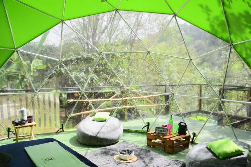 una cúpula de cristal con una cama y una mesa en una habitación en Glamping Dimensión Ecológica en Guateque