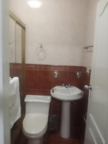 Hotel Premier Inn tesisinde bir banyo