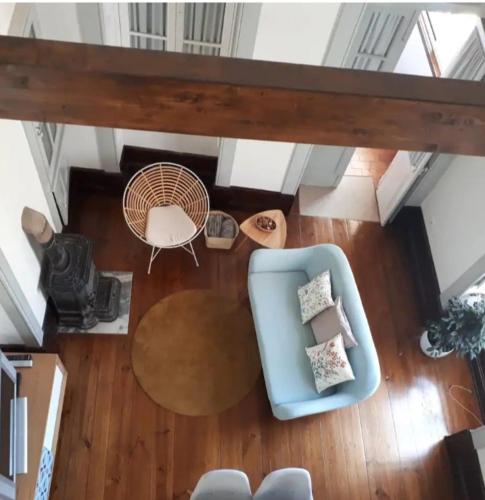 an overhead view of a living room with a blue chair at Ficus Benjamina in Aveiro