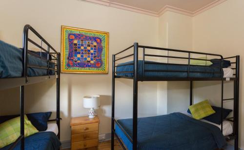 a bedroom with two bunk beds and a picture on the wall at Katoomba Mountain Lodge in Katoomba