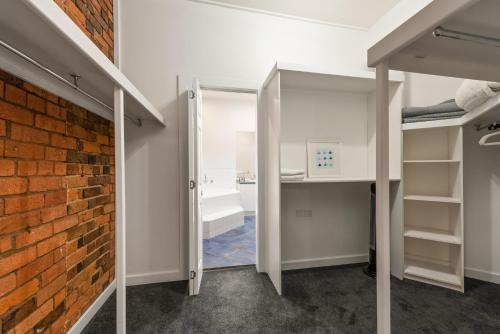 Phòng tắm tại StayCentral - Heritage Warehouse Retreat Melbourne