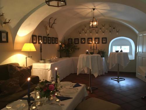 a dining room with two tables in a room at Itha’s secret escape in Langschlag
