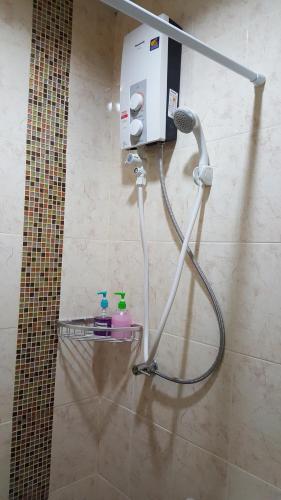a shower in a bathroom with a shower at Bangkok Check Inn @Chareon Krung in Bangkok