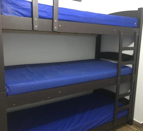 Μία ή περισσότερες κουκέτες σε δωμάτιο στο Apartamento encantador pé na areia, varandas mar