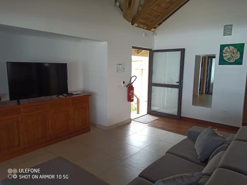 Télévision ou salle de divertissement dans l'établissement Moorea Lodge