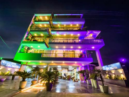 um edifício com luzes roxas e verdes em Sky Suites em Gurgaon