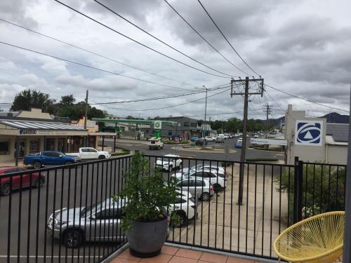 una vista de un aparcamiento con coches aparcados en Central Motel Mudgee, en Mudgee
