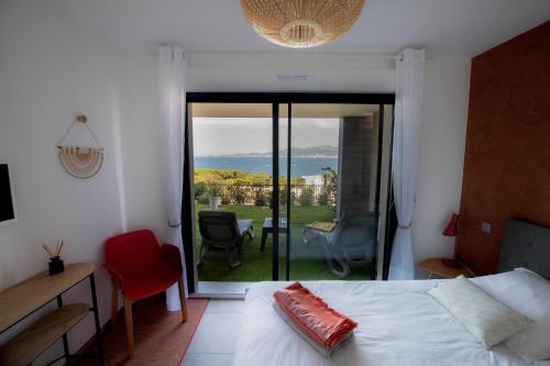 Postel nebo postele na pokoji v ubytování Magnifique T3 DUPLEX Vue Panoramique Golfe Ajaccio