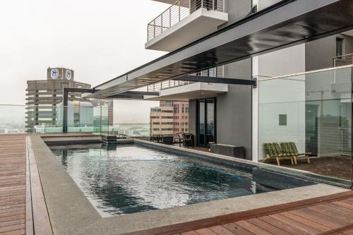 Hồ bơi trong/gần 16 on Bree - Luxury One Bedroom apartment in Cape Town