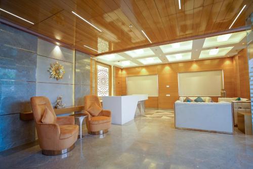 a lobby with two chairs and a table in a room at Best Western Vrindavan in Vrindāvan